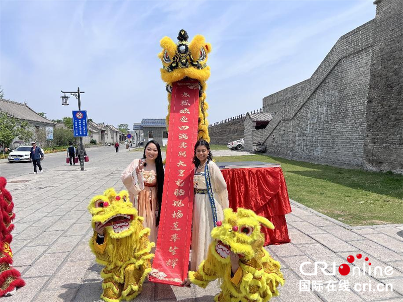 【打卡中国】外国网红博主、多语种主播打卡商丘古城 领略非遗魅力、豫东风情_fororder_图片29