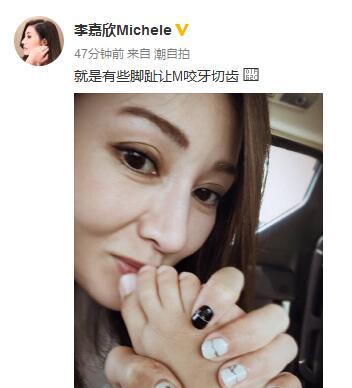 大好意思东说念主李嘉欣吻女儿脚丫，她的司法纹却抢镜了