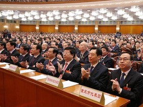 十三届全国人大一次会议举行第五次全体会议