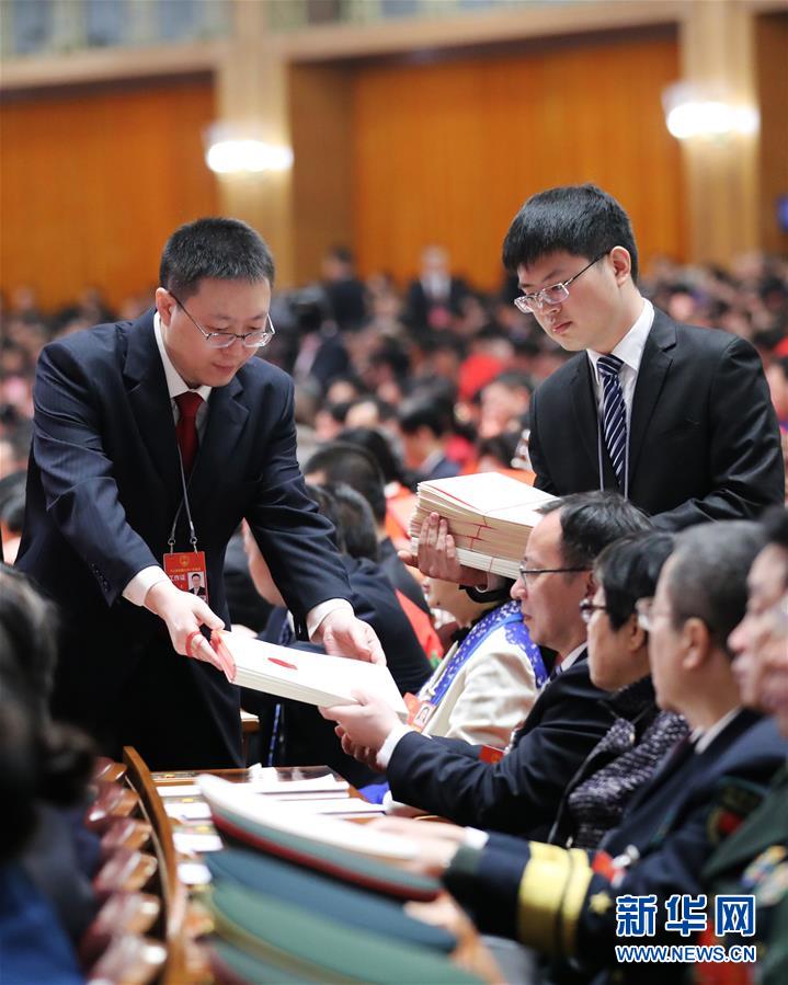 十三届全国人大一次会议举行第五次全体会议