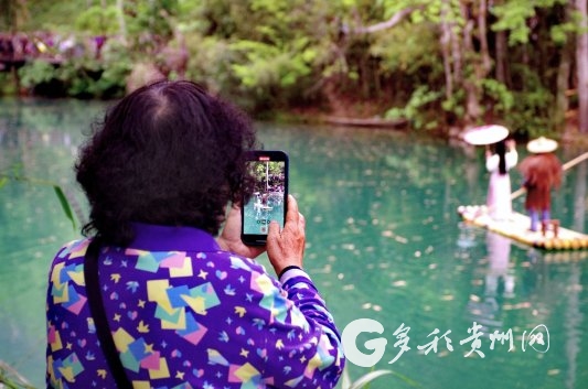 旅游回暖 一季度超两百万人次体验荔波小七孔的幽山碧水