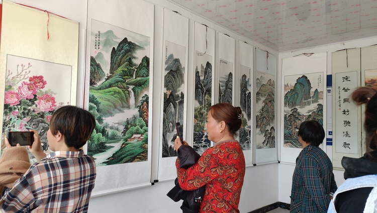 图片默认标题_fororder_观展者品读书画作品的艺术精神