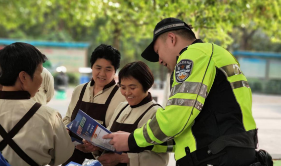 【原创】重庆九龙坡：交巡警青年文明宣传队走进社区 倡导“安全出行 文明过街”_fororder_微信图片_20230418113948