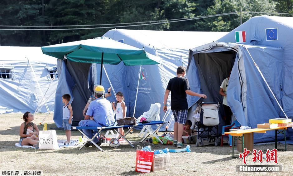 意大利地震灾民暂居帐篷吃意大利粉