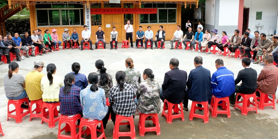 贵州天柱：祥和村四大行动促进城乡和美_fororder_村干部在宣传和美城乡四大行动.JPG