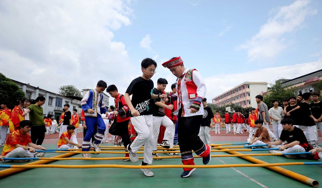 广西：萌娃展风情 喜迎“三月三”