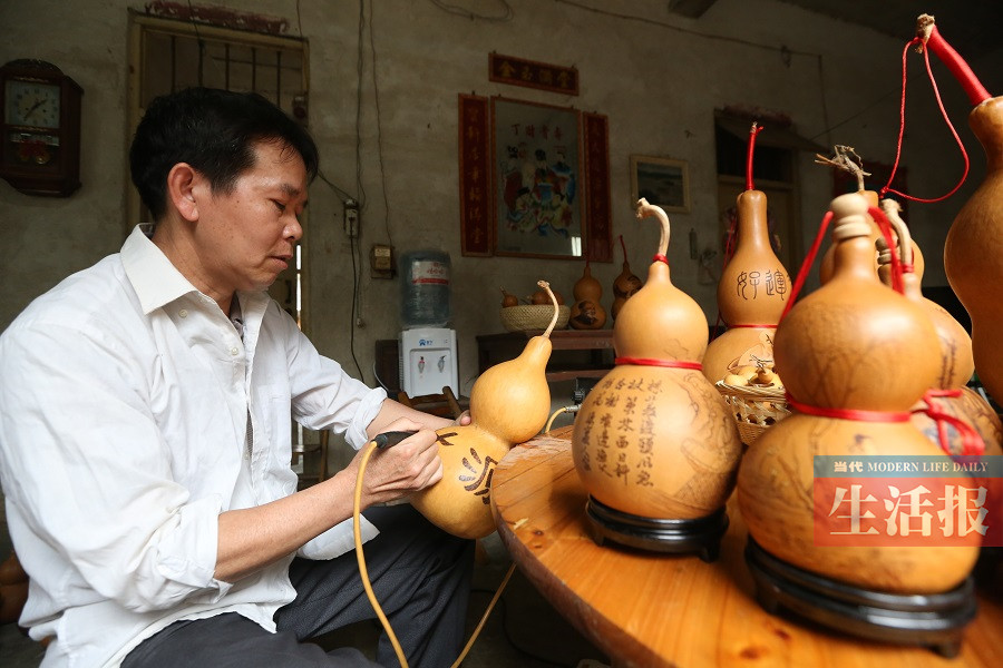 【焦点图、旅游文体】扬美叔葫芦烙画惟妙惟肖 有新人请他作画当定情物