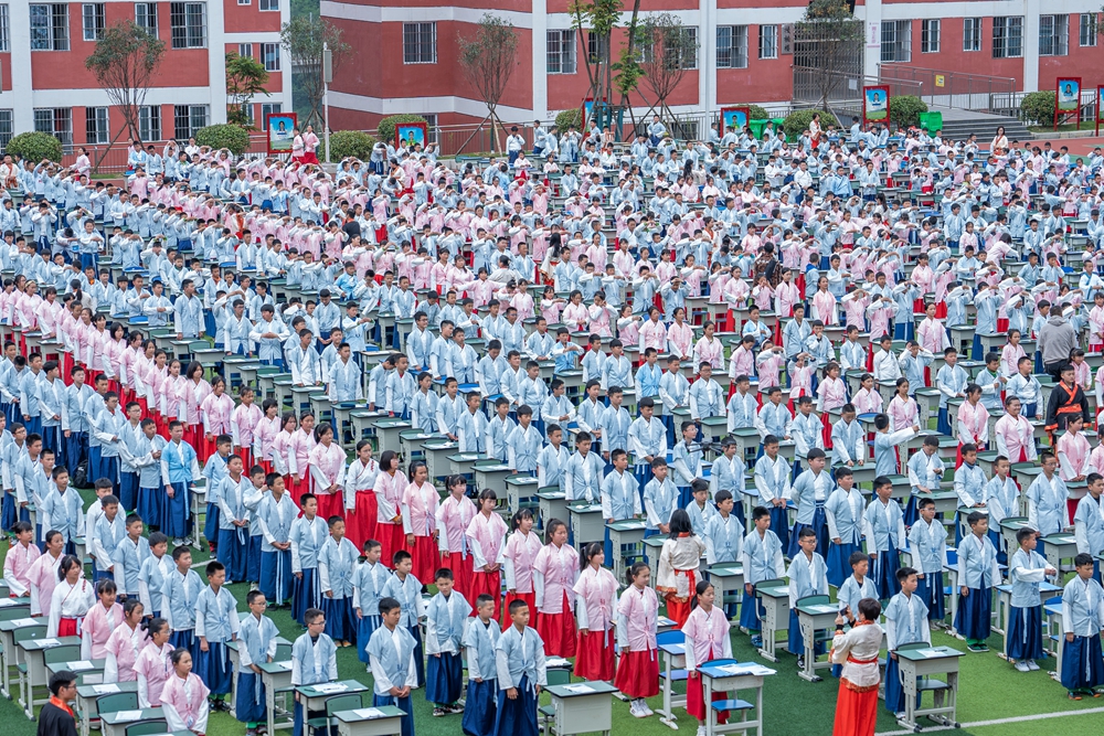 贵州毕节：诵“国学” 展“国韵”_fororder_2023年5月12日，学生们在贵州省毕节梁才学校操场上参加国学诵读活动。  (2)