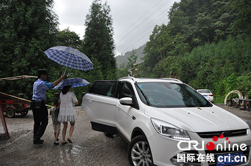 眉山洪雅：旅游警察正成为洪雅景区靓丽名片