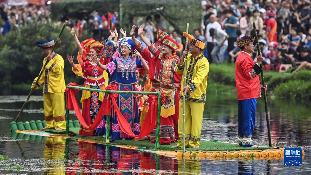 广西：庆祝“三月三” 欢乐山水间