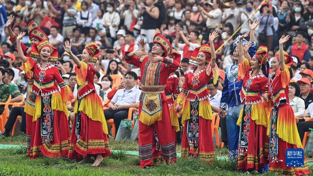 广西：庆祝“三月三” 欢乐山水间