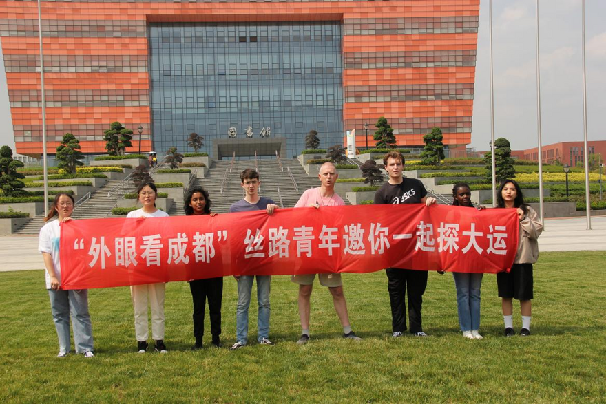 How Green is Chengdu Universiade? | “Silk Road Youths” Explored Chengdu Universiade Village, Giving “thumbs up" to "Green Universiade”_fororder_图片1