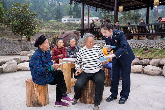 （供稿）毕节市七星关区税务局:古茶文化节上“税宣忙” 税惠春风拂茶香_fororder_税务干部向茶农宣讲税收政策