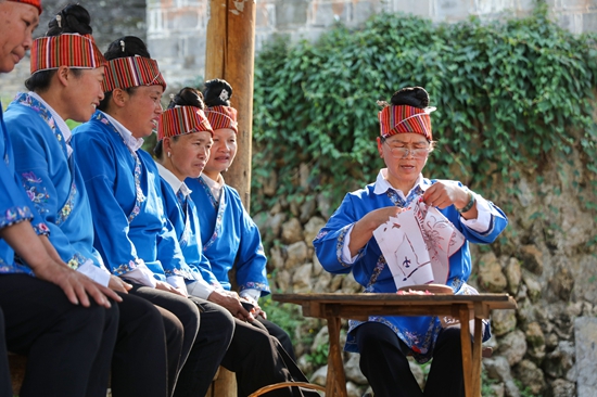 （供稿）贵州施秉：“非遗”苗族剪纸助力法治宣传_fororder_2023年4月18日，在贵州省黔东南苗族侗族自治州施秉县双井镇龙塘村，“非遗”苗族剪纸省级传承人张老英现场创作法治宣传剪纸作品。（磨桂宾 摄） (3).JPG