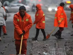 漫天飞雪，环卫工人一大早就开始忙活