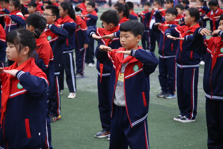 图片默认标题_fororder_满城小学学生们集中做脊柱“龙引操”。袁野 摄.JPG