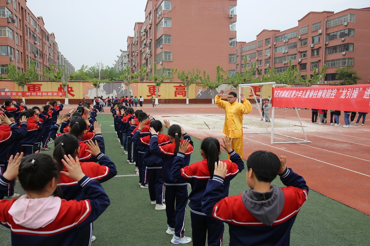 图片默认标题_fororder_满城区医师为学生展示脊柱“龙引操”。袁野 摄.JPG