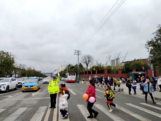 （供稿）贵州瓮安交警部门多措并举守护学生平安上学路_fororder_1