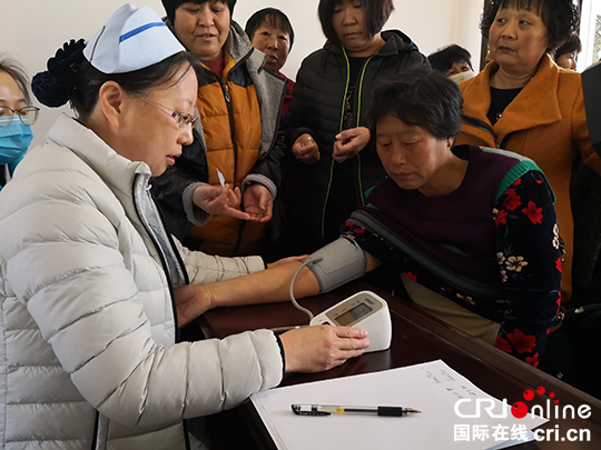 图片默认标题_fororder_图为：医生为村民测量血压