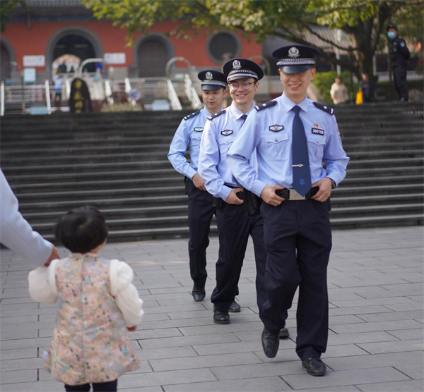 “五一”将至 重庆九龙坡警方为来渝游客编织“平安网”_fororder_图片1