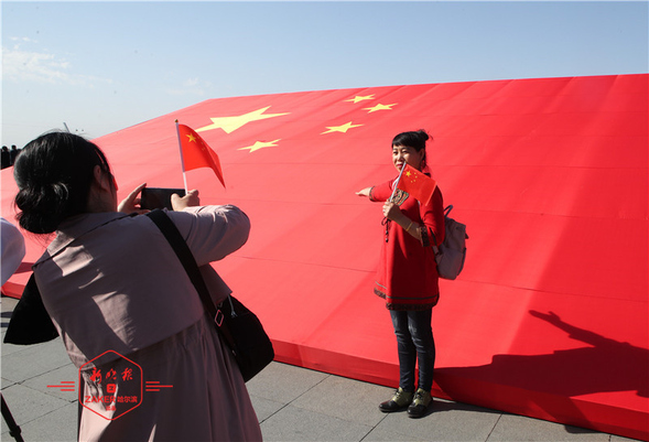 " 我与国旗合张影 " 活动在哈尔滨防洪纪念塔举办