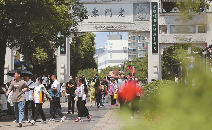 “五一”临近南京景区迎来错峰出行小高峰