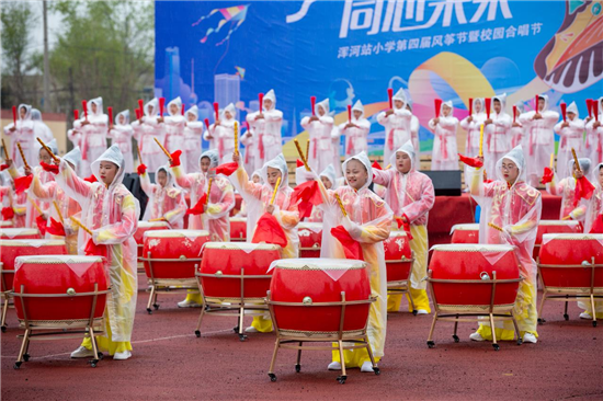 沈阳市南京一校携手浑河站小学举办亲子放风筝比赛_fororder_风筝1_副本