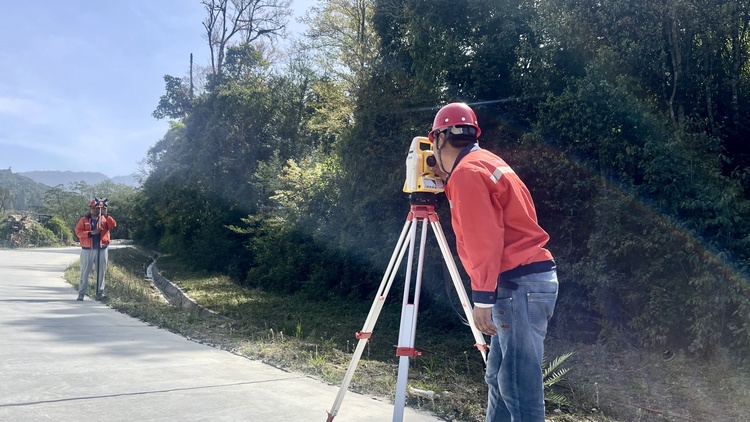 致敬劳动者｜普布扎西：扎根深山，始终奋战在修路造桥第一线