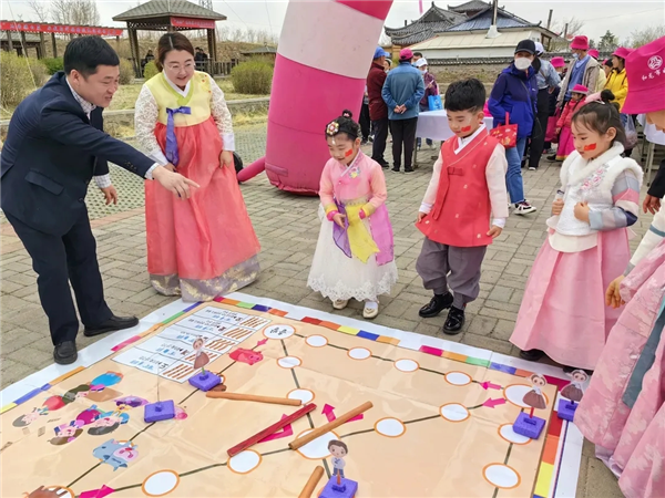 以“家庭力量”助推延边州旅游发展 延边州100名家庭代表参与亲子游活动_fororder_亲子互动活动现场 供图 延边州妇联