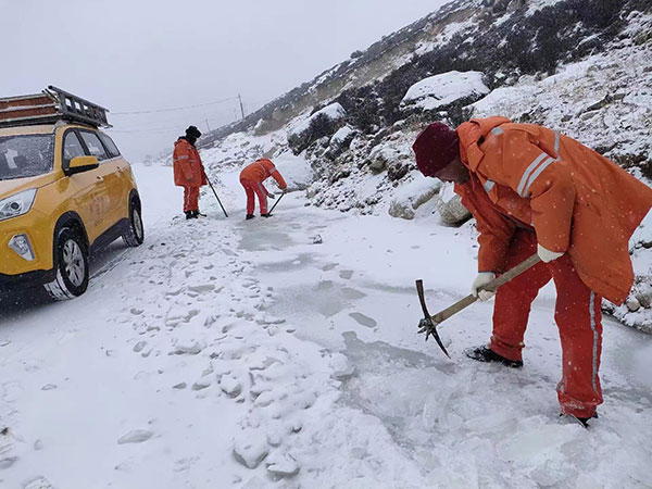 （张）达登拉山养护管理站：雪域高原的“铺路石” 畅通甘孜现代化的开放通道_fororder_雪地除雪打冰-供图-甘孜州公路局