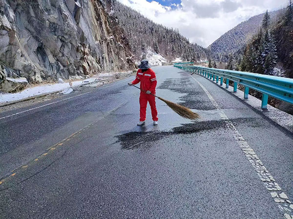 （张）达登拉山养护管理站：雪域高原的“铺路石” 畅通甘孜现代化的开放通道_fororder_打扫公路-供图-甘孜州公路局