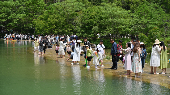 （供稿）“五一”3天揽客超45万人次 贵州荔波景区多举措迎接大客流_fororder_上己定湖游人如织（罗凯摄）