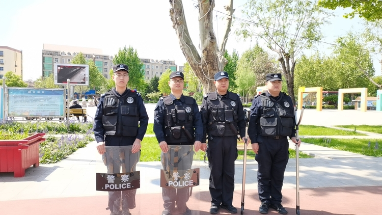 图片默认标题_fororder_满城区特巡警大队在区人民广场巡逻 摄影 袁野