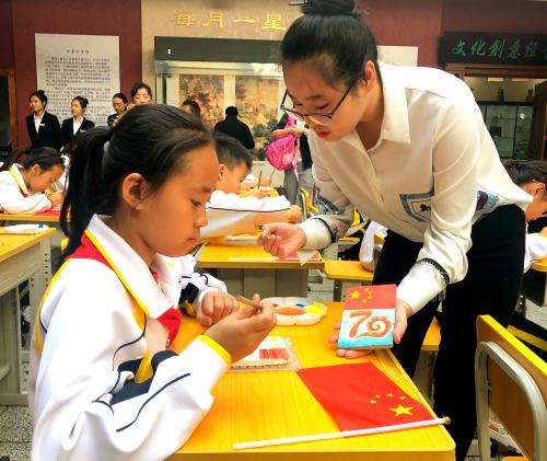 庆祝新中国成立70周年 “瓷画国旗”活动在黑龙江省博物馆举行