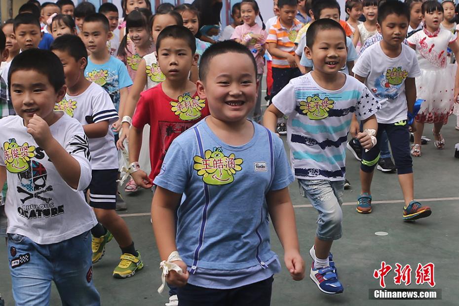 南京小学新生入学 萌娃分享快乐“表情包”