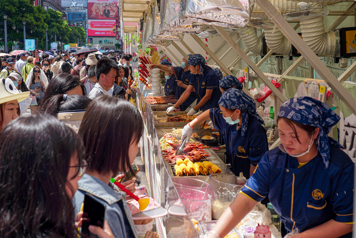 Chengdu's Chunxi Road Commercial Area was Very Popular during May Day holiday_fororder_成都3