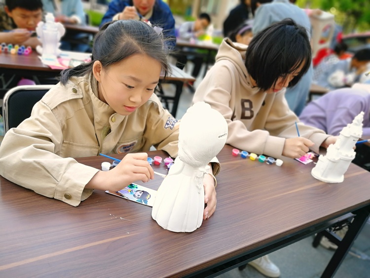 保定市满城区：七彩陶瓷绘梦想 童趣剪纸绽光芒_fororder_孩子们制作雕塑作品 摄影 单媛媛