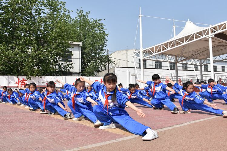 图片默认标题_fororder_清苑区第三小学武术社团学生正在参加训练。 赵琪摄.JPG