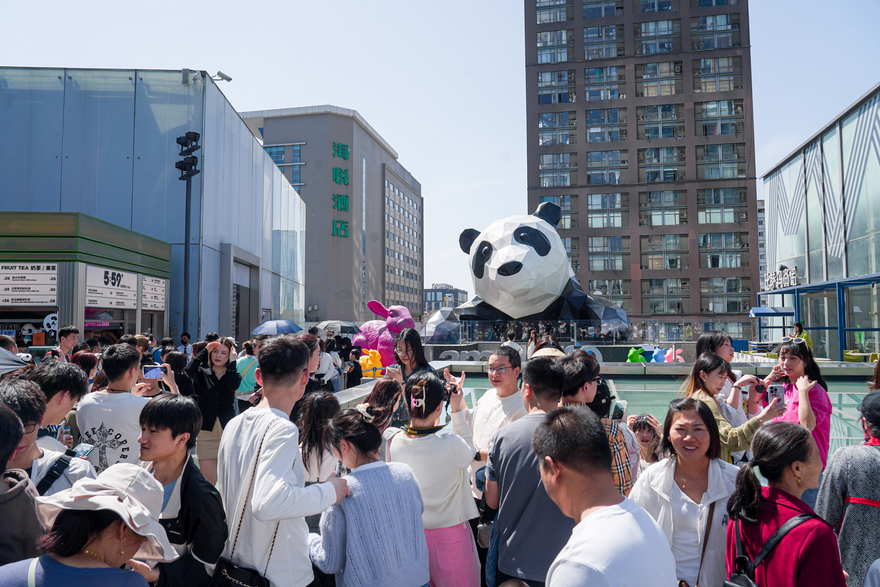 Chengdu's Chunxi Road Commercial Area was Very Popular during May Day holiday_fororder_成都2