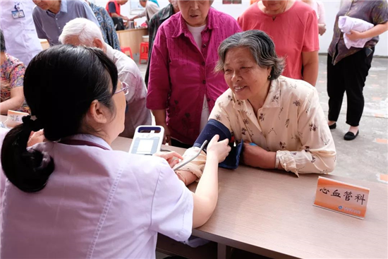 （供稿 公益图文 三吴大地泰州 移动版）泰州市第四人民医院第一党支部走进社区开展义诊服务（列表页标题）泰州市第四人民医院第一党支部开展义诊服务