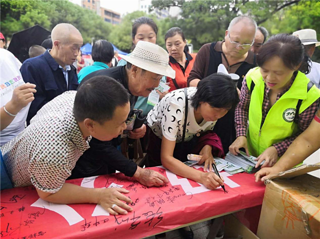 【湖北】【供稿】湖北荆门：“垃圾分类”进广场 环保志愿科普忙