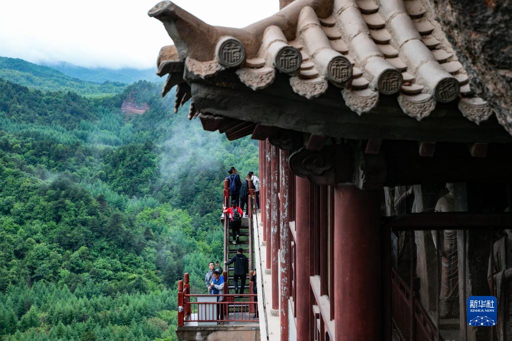 甘肃天水出现“麦积烟雨”景观_fororder_5