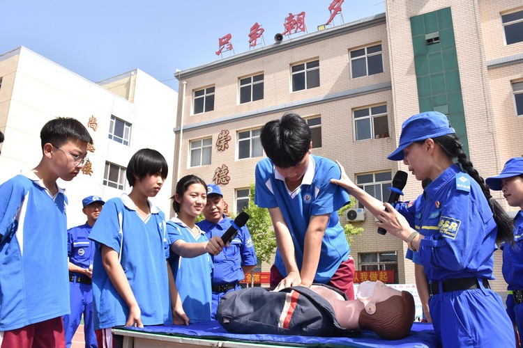 （原创）河北清苑：织密中小学生“防溺水”安全防护网_fororder_蓝天救援队志愿者指导学生进行心肺复苏。 赵琪摄.JPG