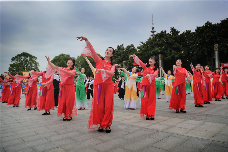 信阳新县：多彩文化惠民活动点亮群众美好生活_fororder_启动仪式上，千人共跳一支舞（阚敦传 摄） - 复件(1)