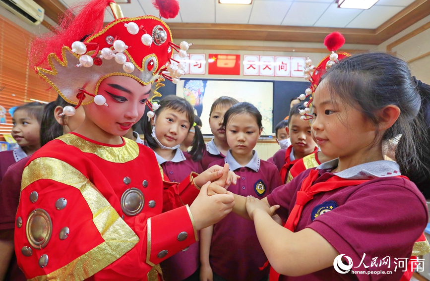 河南郑州：国粹文化传承 戏曲文化进校园