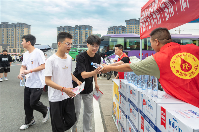 近万名考生赴考 信阳市商城县全力护航高考_fororder_服务考生 余敦梅摄