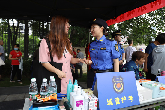 守护梦想见证成长 南京城管持续十年开展中高考护考暖心服务_fororder_图片 2