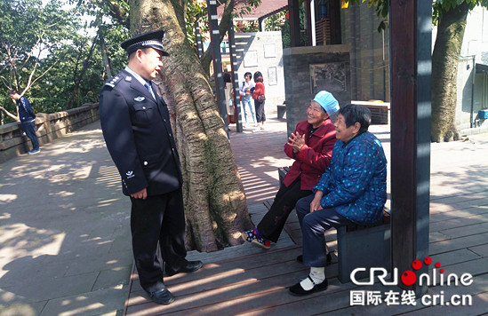 【CRI专稿 图文】渝中民警高万禄：工作好不好 百姓说了算