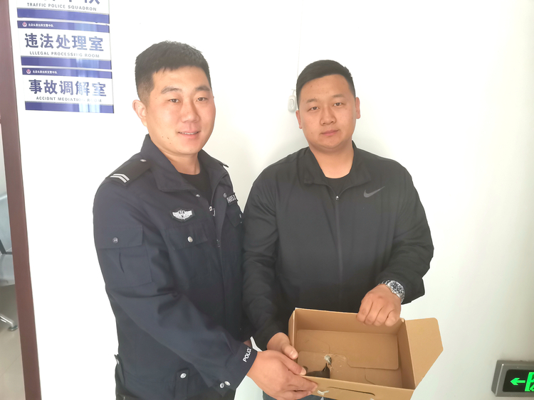 图片默认标题_fororder_唐县北店头镇派出所民警李栋将红喉歌鸲转交给森林公安民警田鑫龙