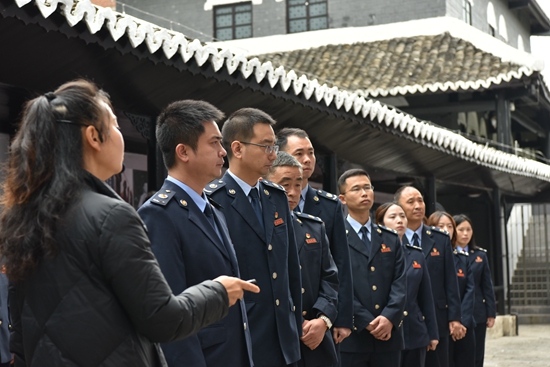 （供稿）毕节税务：警示教育扬正气 红色传承铸铁军_fororder_参观川滇黔革命旧址.JPG